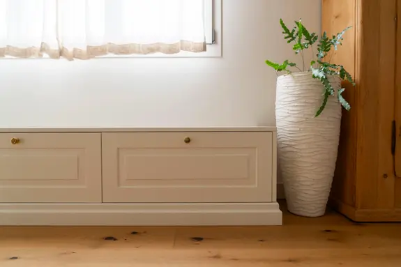 Weisses Einbaumöbel im Landhausstil 