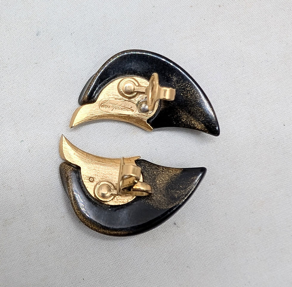 Thumbnail: Vintage Signed Kunio Matsumoto Trifari Modernist Brown/Gold Resin Clip Earrings
