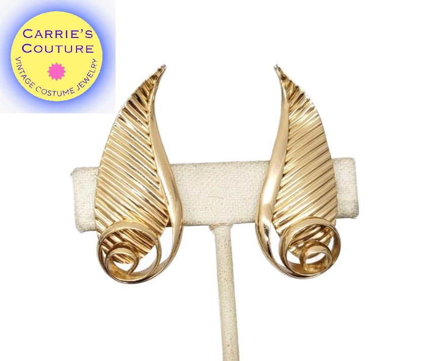 Vintage 1950s Signed Napier Goldtone Leaves Clip Earrings