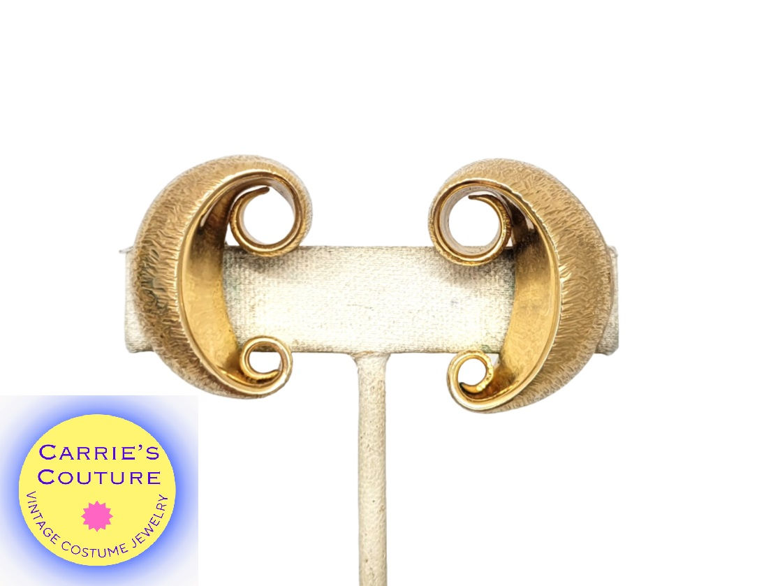 Vintage 1950s Signed Napier Goldtone Smooth & Textured Curled Clip Earrings