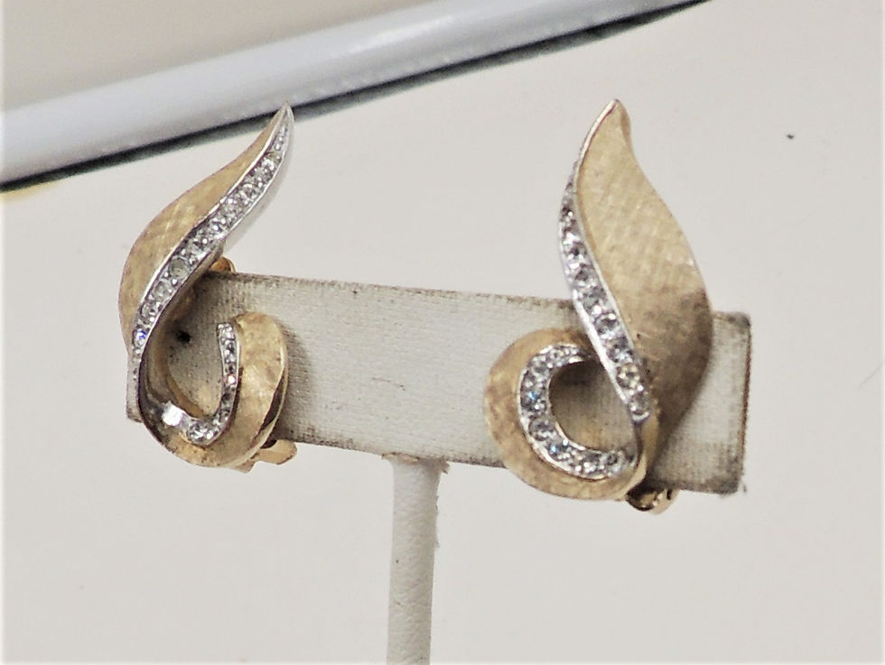 Thumbnail: Vintage Boucher Clear Rhinestone Swirl Clip Earrings