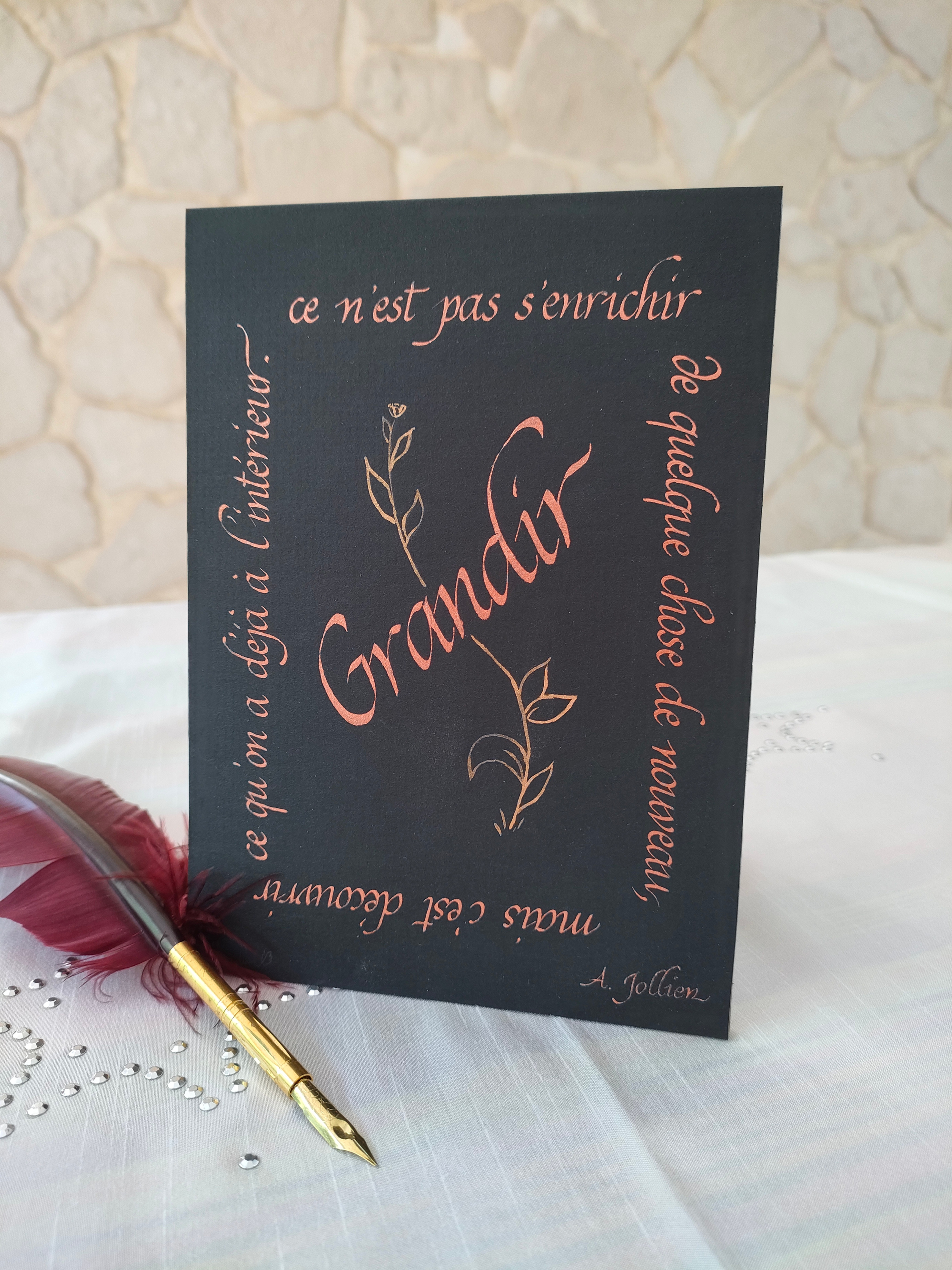 Calligraphie latine d'une citation d'Alexandre Jollien "Grandir". Un cadeau idéal pour dire "Merci" aux maitresses en fin d'année.