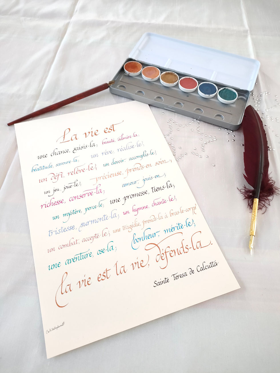 Miniature : Grande palette de couleurs pour cette calligraphie artisanale du poème de Mère Teresa "La vie".