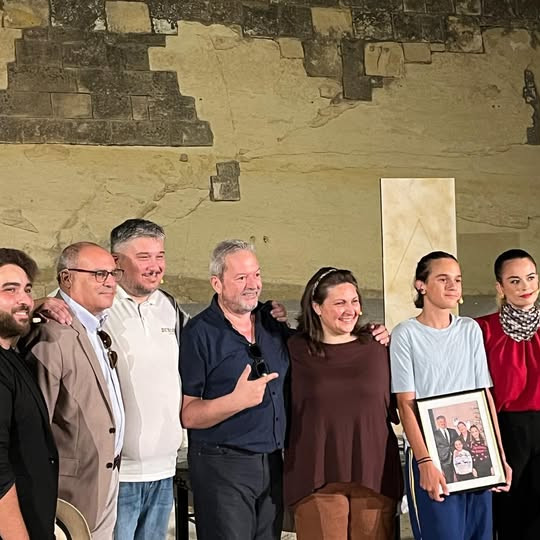 Cast of 'Sitt Xhur Nieqes Jum' with director