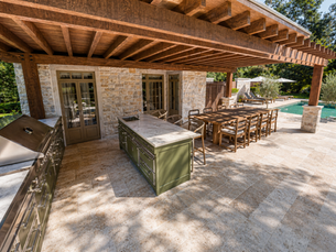 The Modern Entertainer’s Backyard: Luxury Outdoor Living Designed for Hosting
