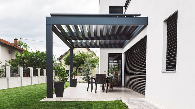 Elegante Markise über einer Terrasse, die Schutz vor Sonne und Regen bietet, ideal für gemütliche Außenbereiche.