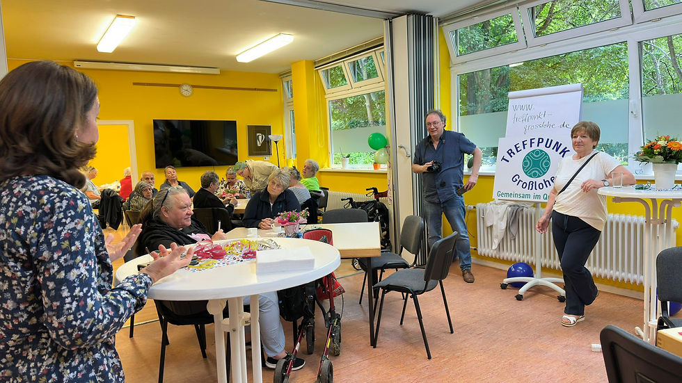 Der Duft von Tinte weht durch das Seniorenzentrum – eine interkulturelle Begegnung