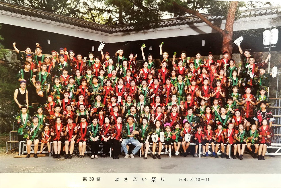 きもの処公文よさこい集合写真 むさしの㊙手帳 【事件簿 File.02】 踊る公文、1992年の事件簿 オーナー激怒⁉ オーナーの情熱 そして事件勃発暴走歯ブラシ事件#むさしの㊙手帳 #きもの処公文 #毎週土曜日更新 #1992年の夏 #高知よさこい #踊る公文 #次回もお楽しみに #33年前の衝撃事実 #オーナー激怒 #暴走歯ブラシ事件 #若気の至り #時を超えた物語 #タイムスリップ #秘蔵映像 #よさこい祭り #笑える事件簿 #事件簿 File.02 #真相解明 #昭和レトロ #公文の過去 #呉服屋 #公文よさこい事件簿 #探偵 #カリスマオーナー #土佐市公文支店 # #読み物 #インスタ小説 #オーナーの情熱 #笑える事件簿 #幻の演舞 #公文よさこいこの「公文よさこい」には、数々の武勇伝が残されている。なんと、オーナーは110人分の法被をほぼ一人で縫い上げたというから、その情熱は尋常じゃなかった。 だが、それだけではない。土佐市公文支店では、信じられない惨劇が勃発していた。 祭り当日、血気盛んなやんちゃ衆がオーナー愛用の歯ブラシを勝手に使い、自らの髪を染め上げるという暴挙に出たのだ!なんでー⁉ 当然、オーナーは大激怒!現場はまさに一触即発の状態だったが、気合は一層爆上がり!光森美恵 公文操子 公文美恵 赤ちゃん 高知 着物 呉服屋 きもの処公文 光森美恵 光森矛佐偲#むさしの㊙手帳: #きもの処公文 #新米探偵矛佐偲 #呉服屋の真実 #着物ミステリー #公文の秘密: #笑える事件簿 #凸凹コンビの捜査 #毎週土曜日公開 #着物をもっと身近に