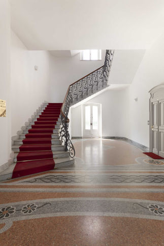 Dettaglio soffitti alti e infissi originali palazzo Liberty Torino