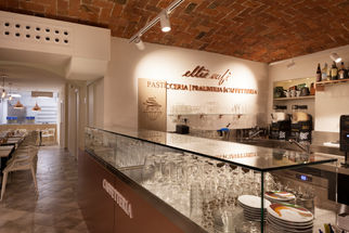 Interno pasticceria Ellié Café Torino con arredi su misura