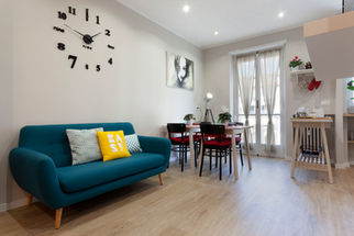 Zona giorno appartamento AirB&B Torino cucina attrezzata