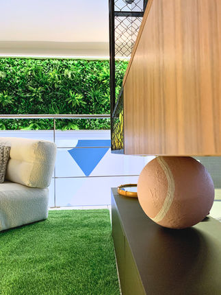 Interior design con verde artificiale e materiali industriali Torino