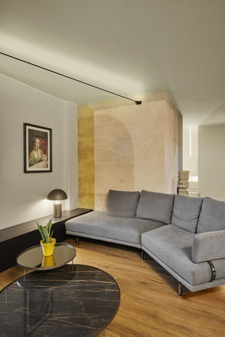 Living con arte contemporanea e caminetto design Torino