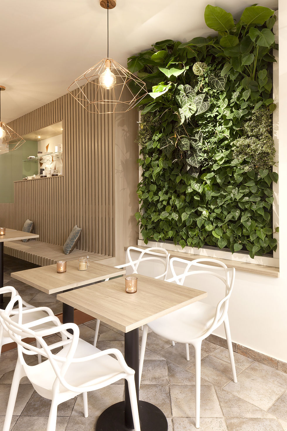 Parete verde con muschio e piante per interni