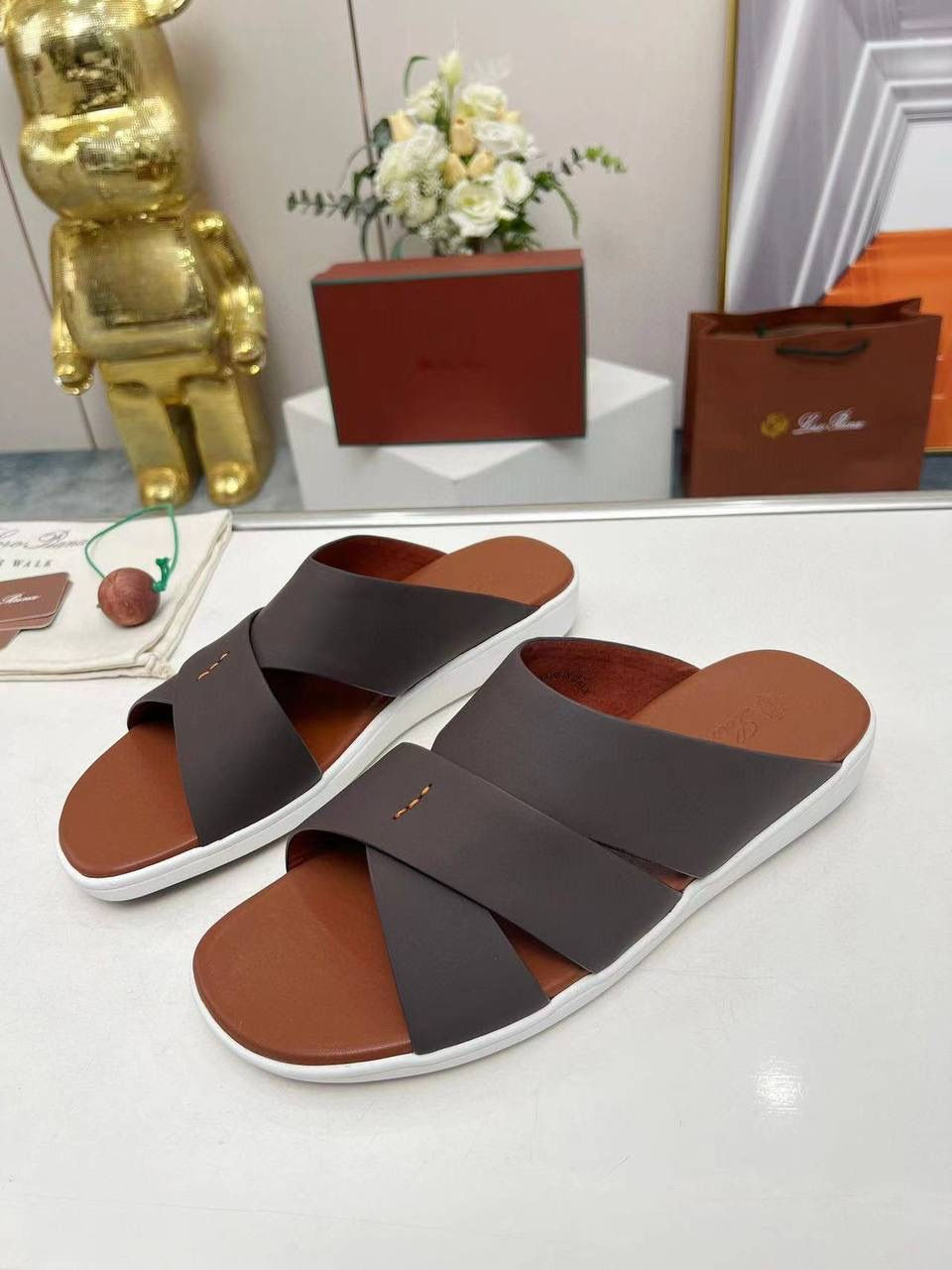 Thumbnail: Loro piana Slide