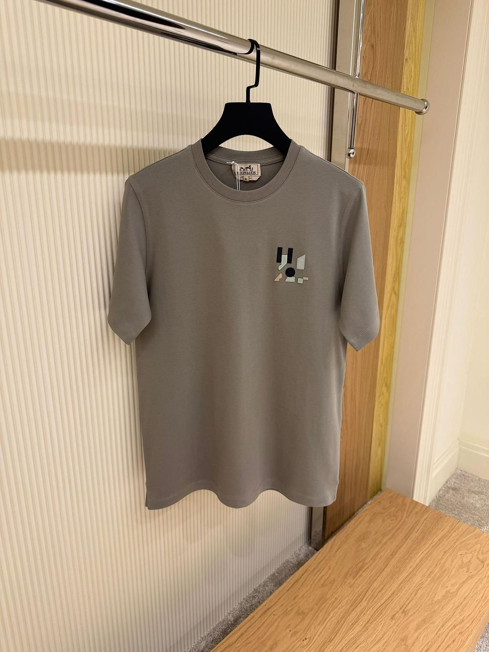 【シンプル上品 /ネイビー系】HERMES 襟スティッチ Tシャツ Hermes T-Shirt with Leather Detail | Amira Shop