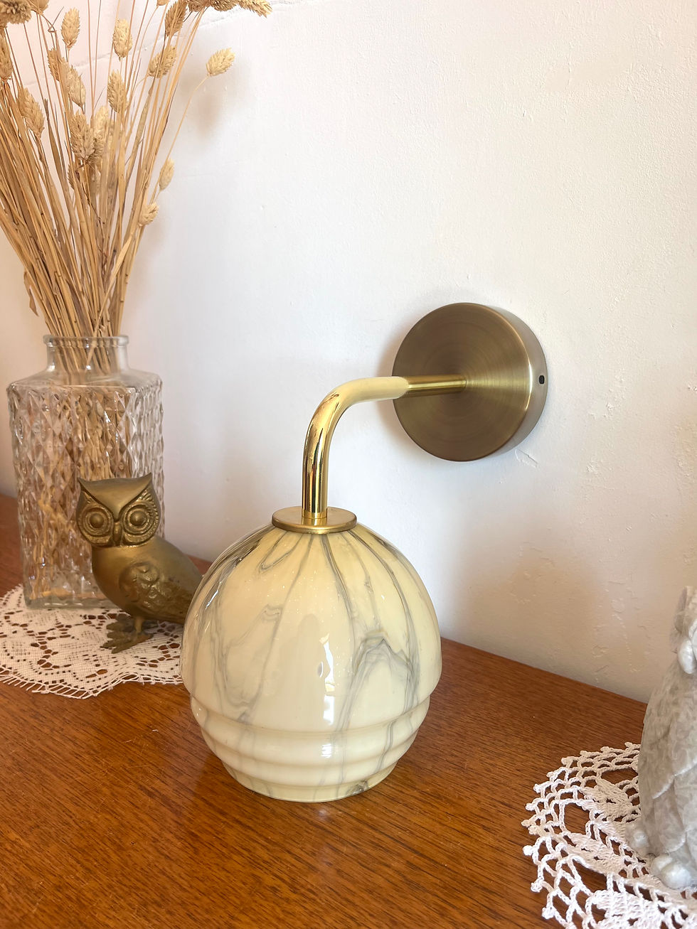 Globe en opaline marbré vintage applique murale vue de profil