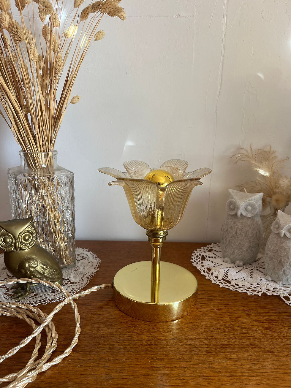 Lampe à poser , globe ancien en verre moulé marbré montage en laiton chromé