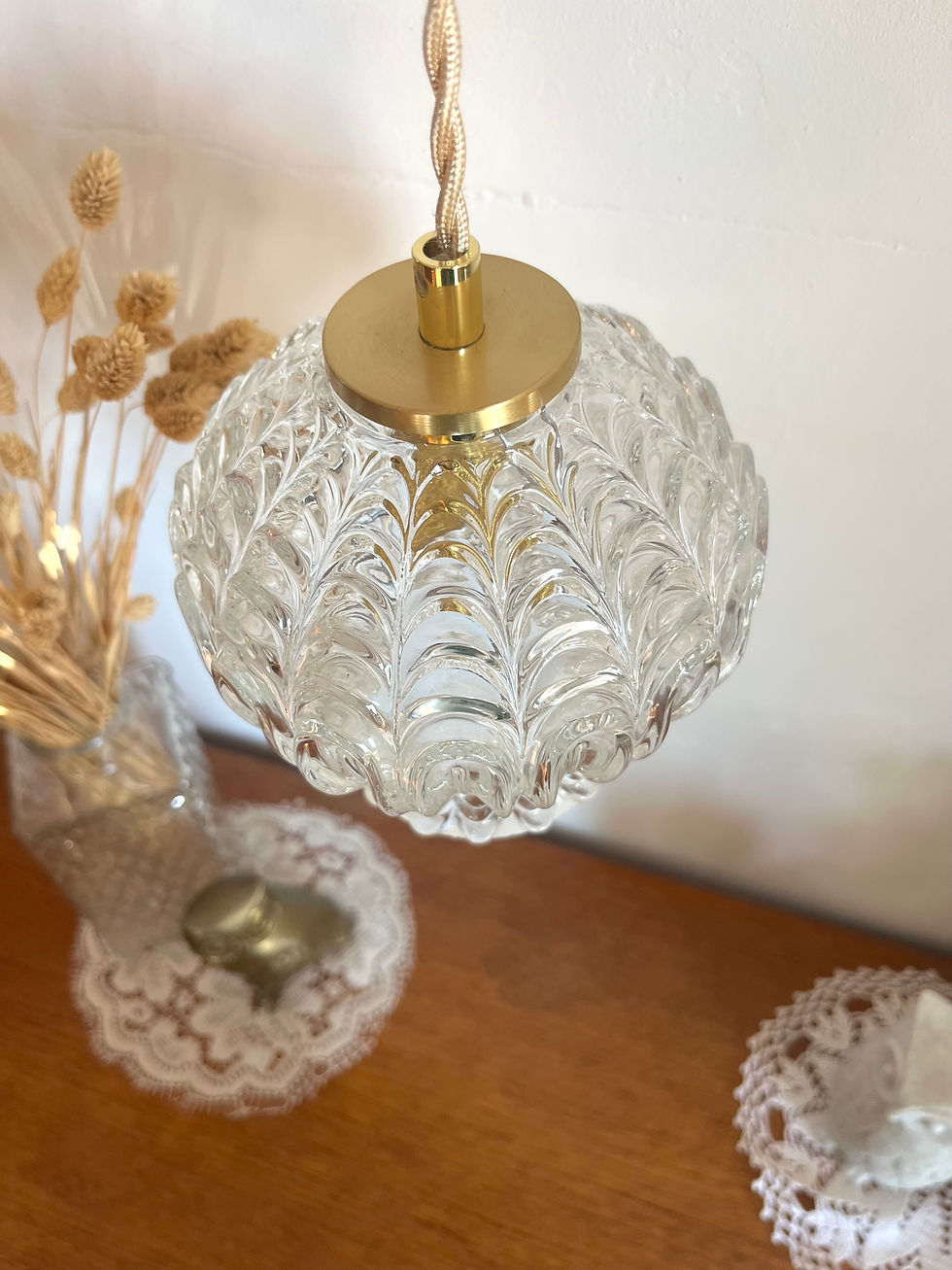 globe ancien en verre moulé transparent vintage suspension vue haut