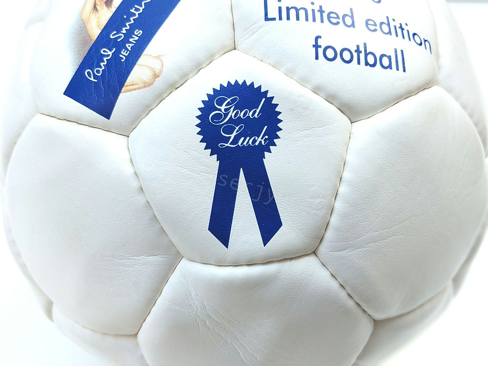 縮圖：Paul Smit Naked Lady Football close view