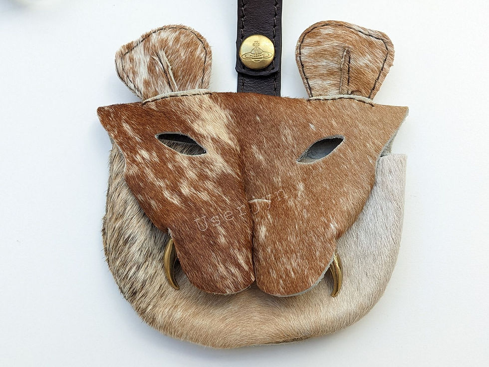 Leather pouch shaped like a lion with brown, white and gold details. Userjyn