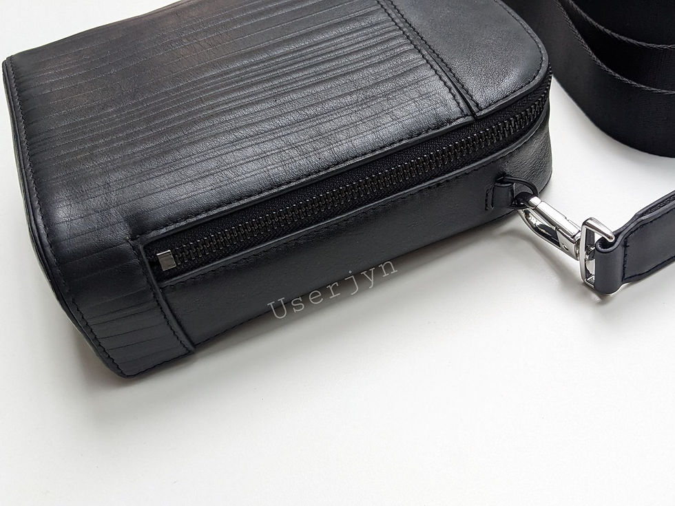 縮圖：Close-up of a black leather bag with zipper, User lyn text visible.