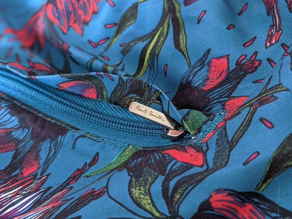 縮圖：Paul Smith floral lining detail with branded zipper pull.