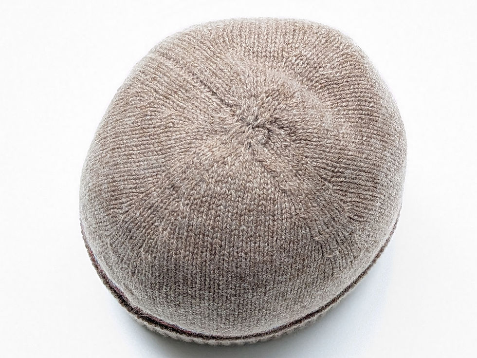 縮圖：Top view of a beige knitted beanie on a white background