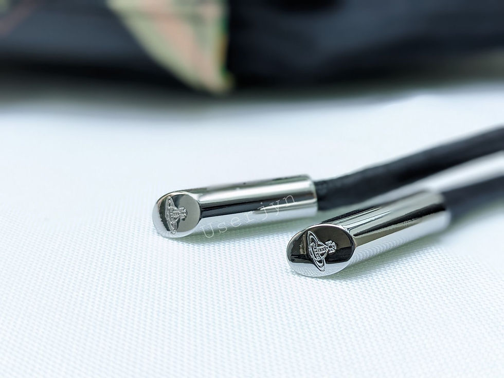 縮圖：Close-up of Vivienne Westwood metal tips with logo and text details Userjyn