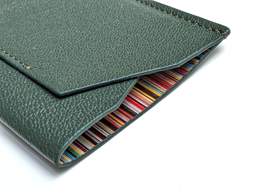 縮圖：Close-up of Paul Smith signature stripe trim on a green wallet