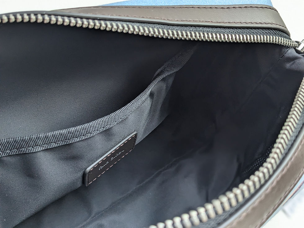 縮圖：Bag interior with zipper and dark fabric lining