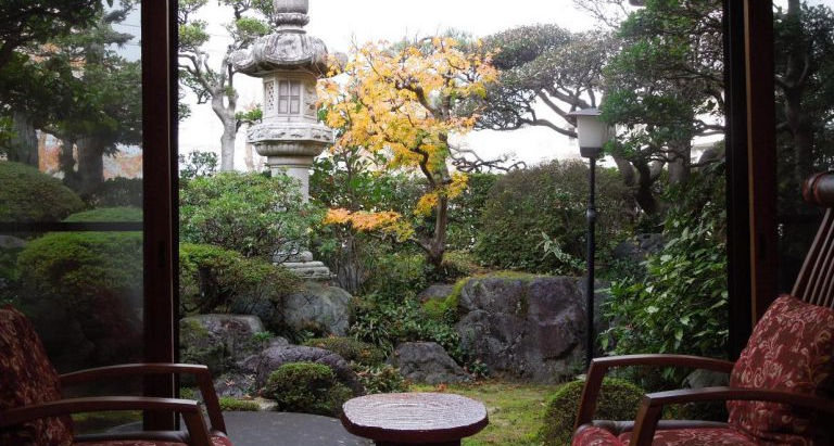 客室「蓬莱」より 蓬莱の庭 黄葉