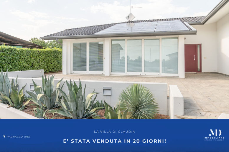 Esterno di una villa moderna a Pagnacco con pannelli solari e giardino, venduta in 20 giorni da Immobiliare Marco D'Angelo