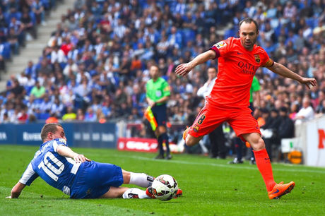 El Barcelona mete presión con una victoria polémica (0-2)