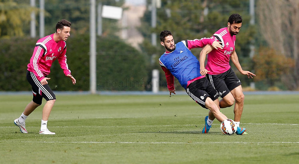 Carvajal ya entrenó con el grupo, Karim en solitario