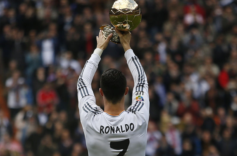 Ronaldo-Balon-Oro-publico-ovacionaba_LNCIMA20140125_0059_5.jpg