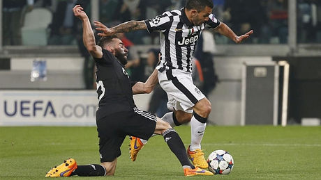 Carvajal 'cargó' sobre Tévez y cometió penalti