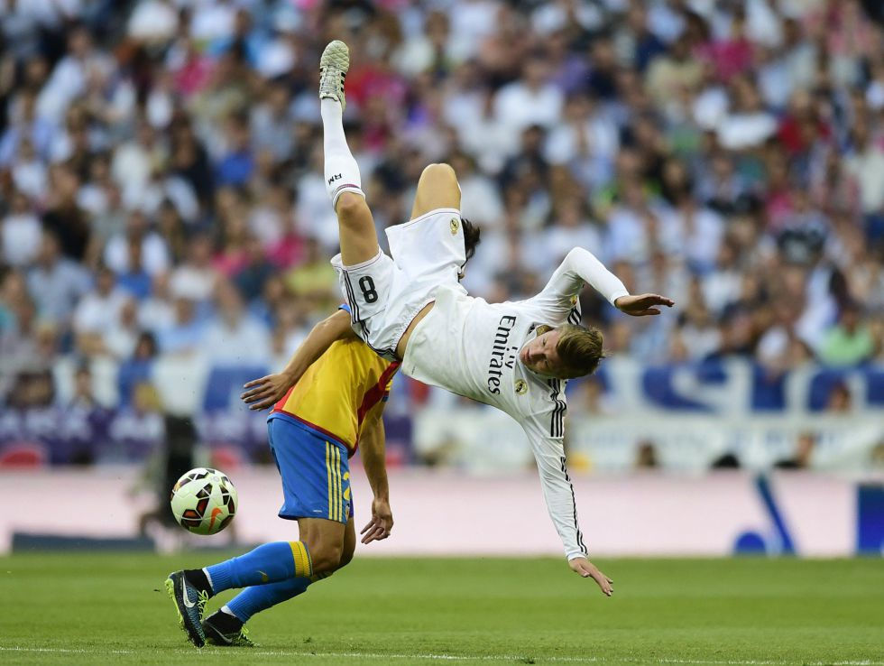 Kroos en el 23' hizo encender las alarmas y fue sustituido (FOTO: AFP)