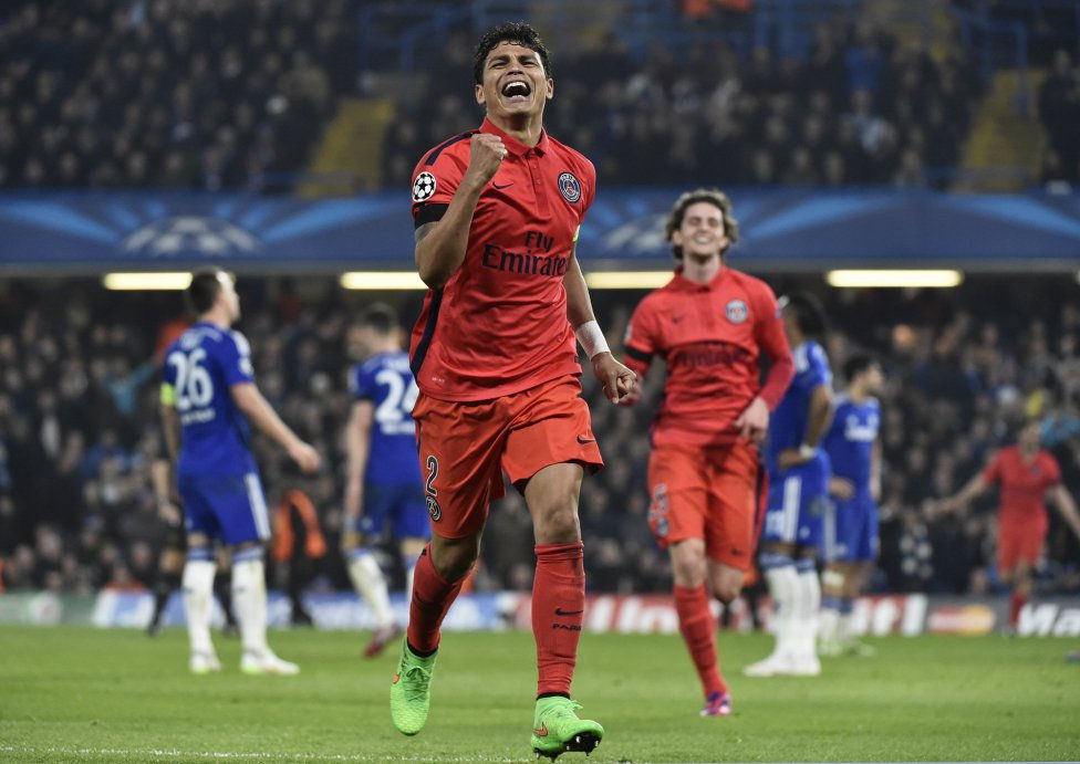 Thiago Silva mete al PSG en los cuartos de final