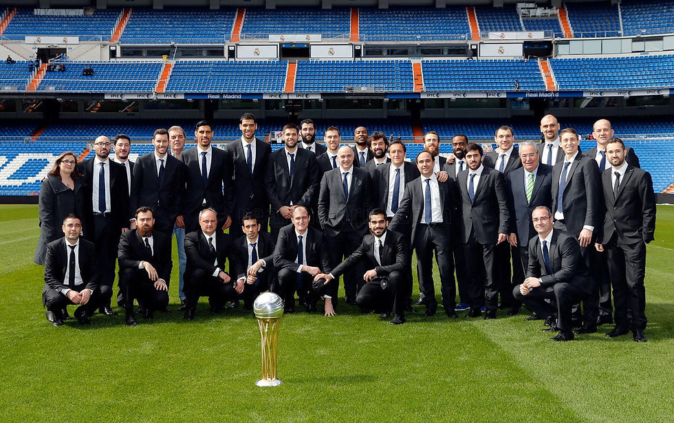 La plantilla posando en el Santiago Bernabéu