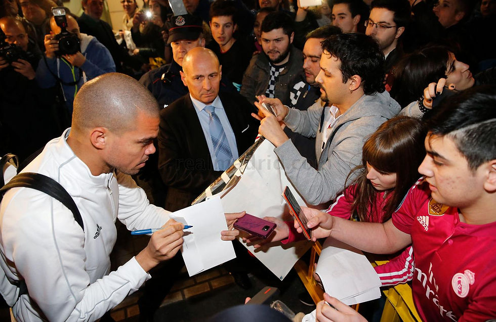 Pepe y Cristiano firmaron a algunos fans