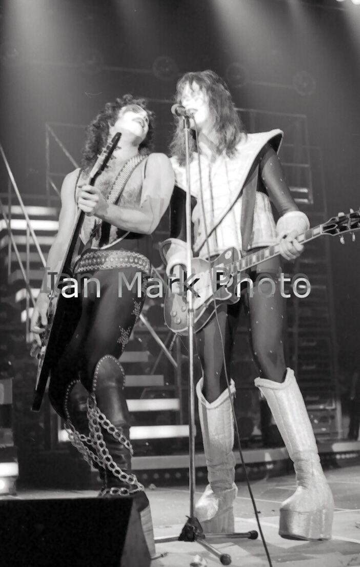 Kiss 8X12 Photo