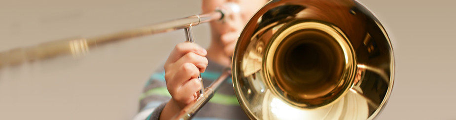 Menino, tocando, trombone