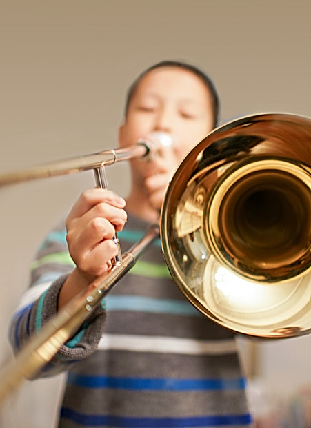 Chlapec hrající trombon