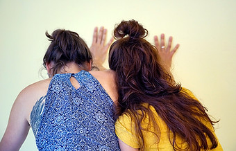 Tanztherapie Hanna Treu - zwei Frauen lehnen sich gegeneinander und an die Wand