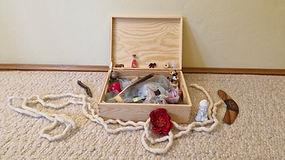 Hanna_Treu_Tanztherapie_Holzkiste mit Materialen, Filzseile und Symbole