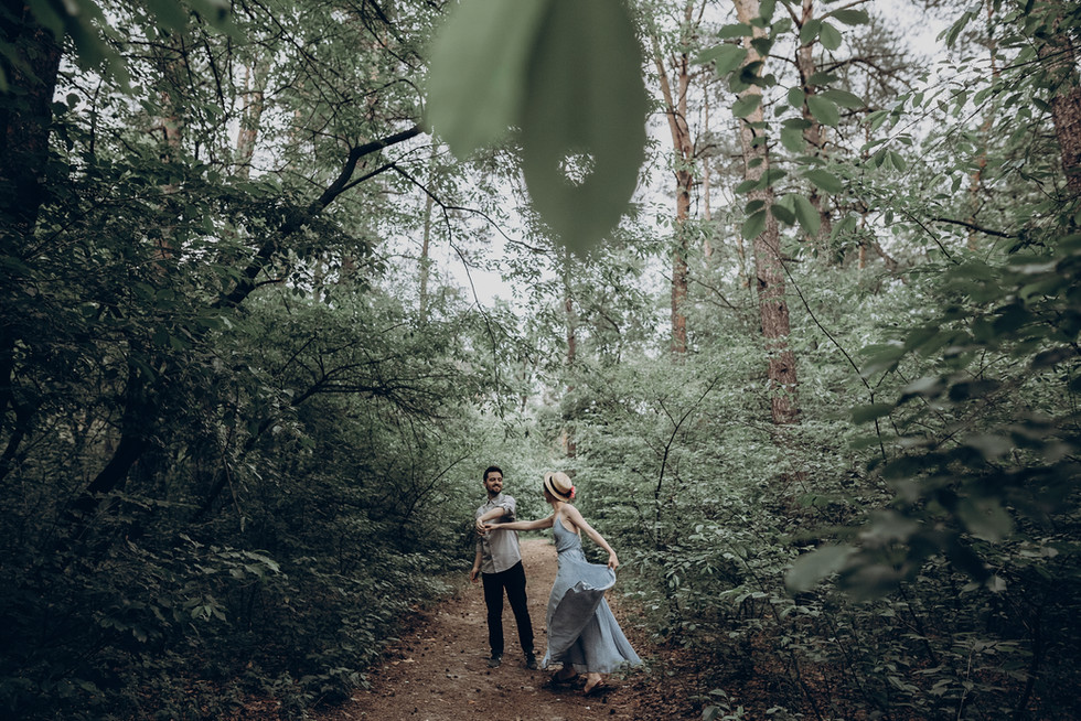 Mann und Frau im Wald