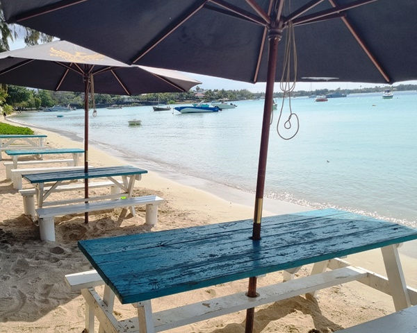 שולחנות על החוף של Beach House