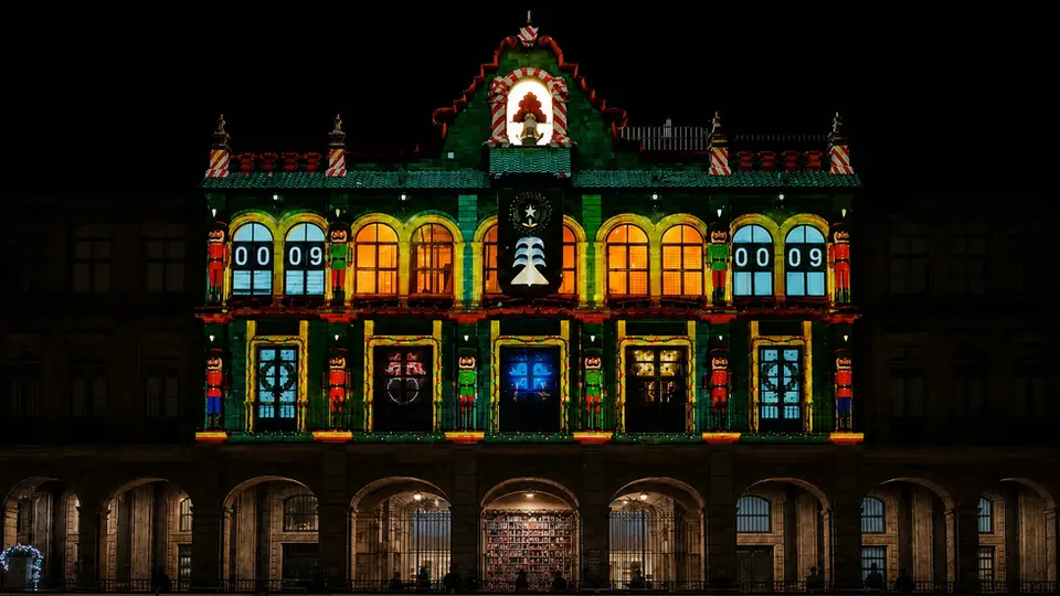 Fachada del palacio municipal de Cuernavaca video proyectado con temática navideña y colores, soldaditos, campanas