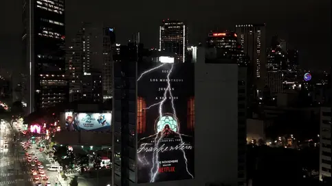 Plan of towers in Mexico City and on a facade above a Netflix advertising banner with references to the Netflix movie Frankenstein.